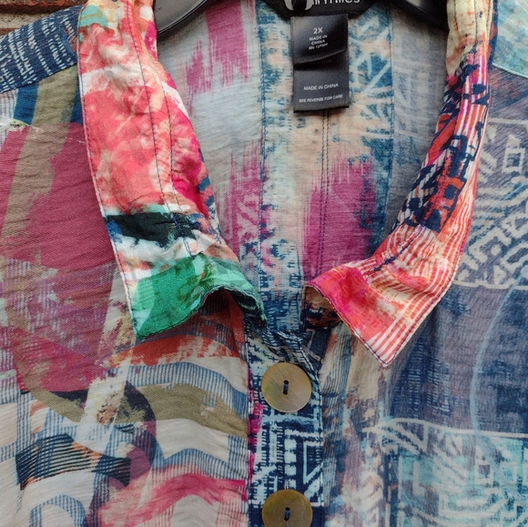 Ali Miles Abstract Print Wired Collar Top 2X - Picture 8 of 9